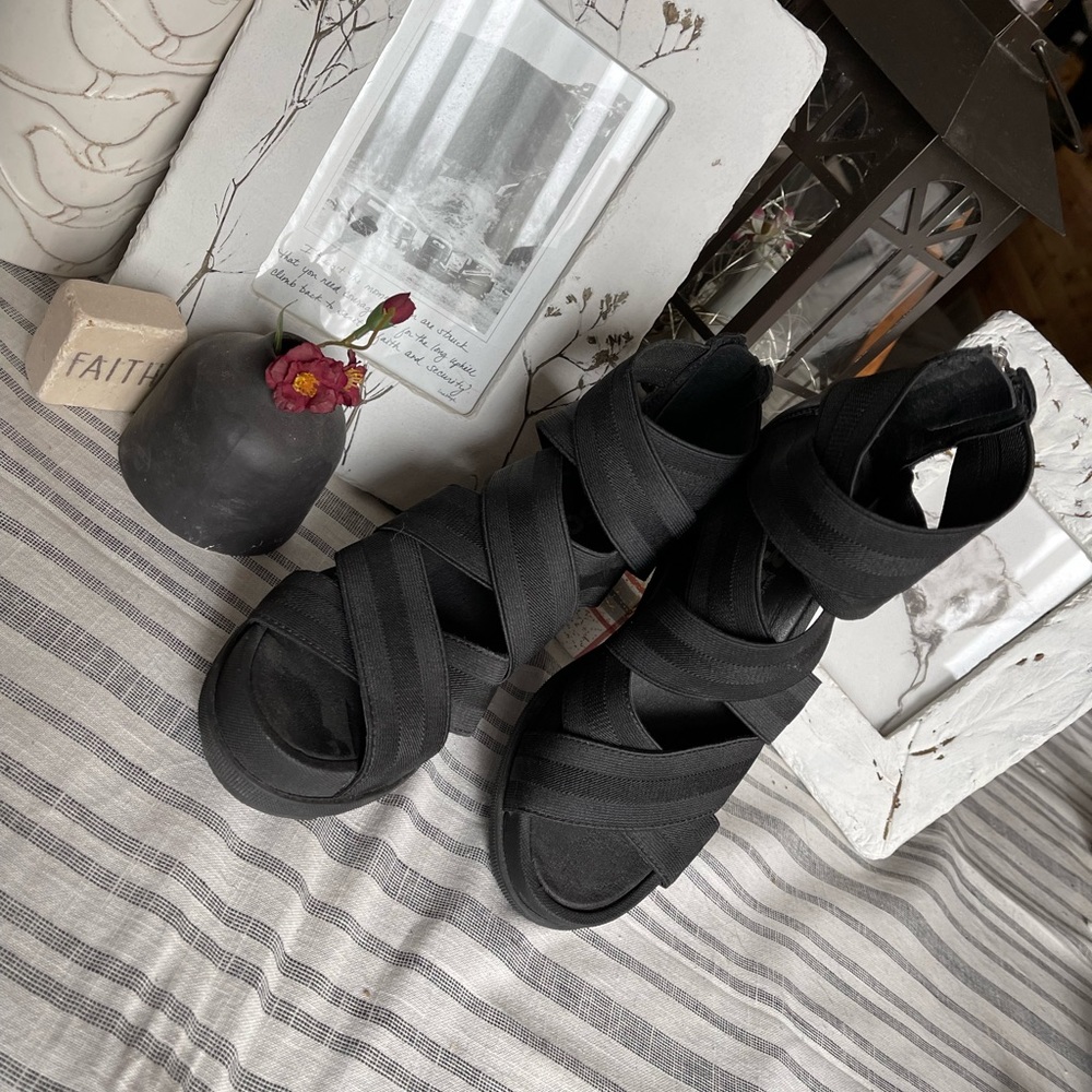 Sorel size 6 black sandal